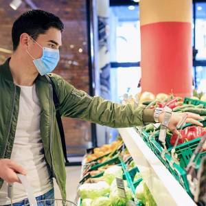 Photo étudiant dans une épicerie